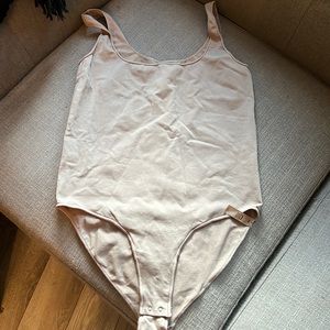 Skims stretchy bodysuit!
